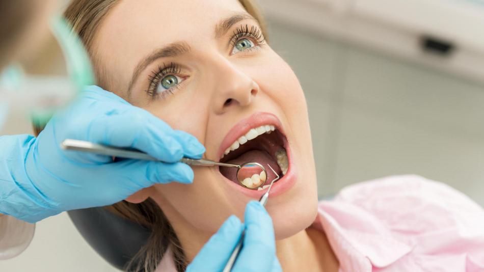Цена лечения кариеса зуба в стоматологии.