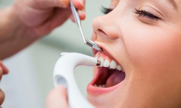 Современная ультразвуковая процедура быстро и безболезненно очистит ваши зубы, сделав их заметно светлее!