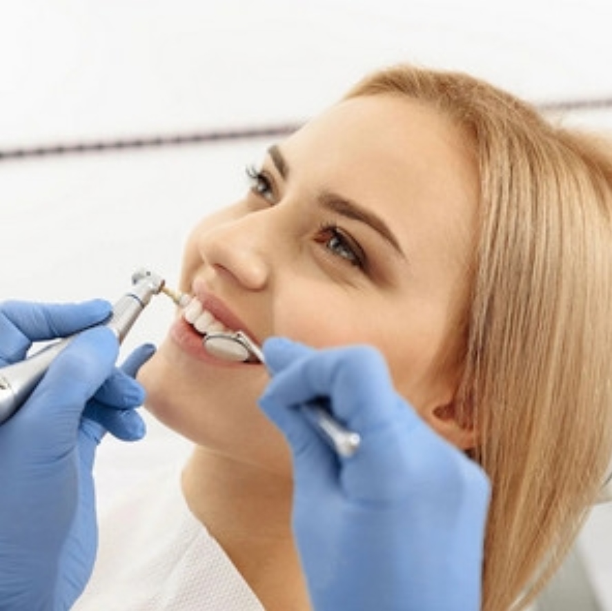 Акция на профессиональную гигиену полости рта.
7000 руб. вместо 10 000 руб.