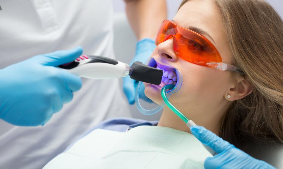 Когда делают лазерное отбеливание зубов?
