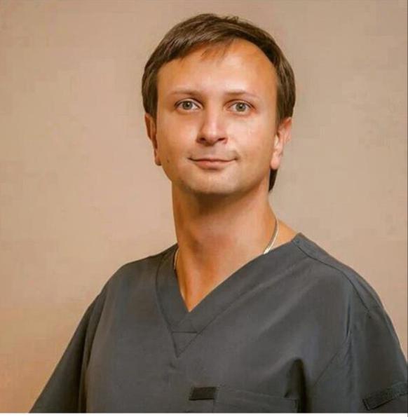 Стоматолог-имплантолог Разумейко Даниил.