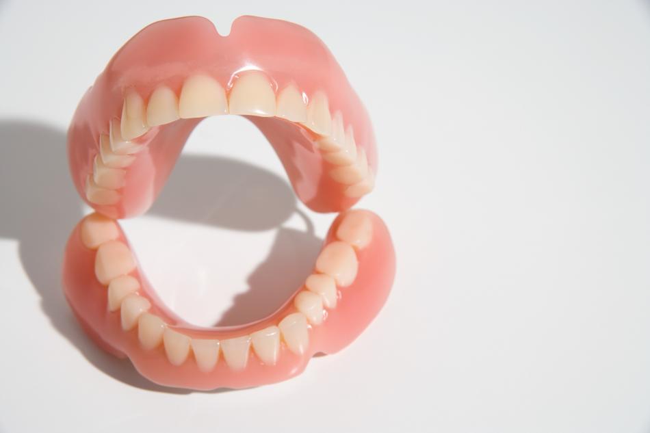 Протезы для зубов: какие лучше?