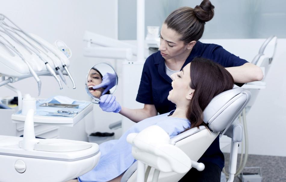 Сколько стоит лечение зубов в эконом-стоматологии?