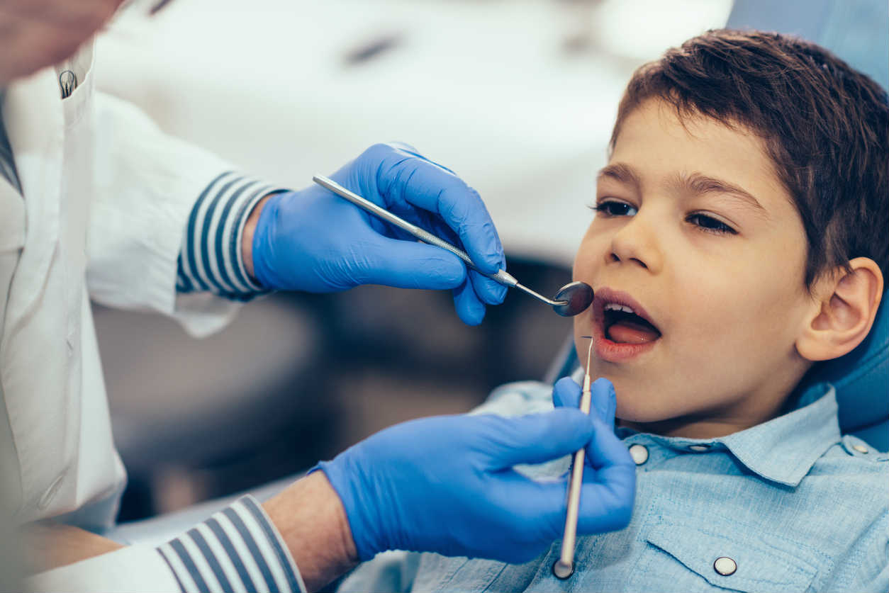 Когда делают удаление молочных зубов у детей?