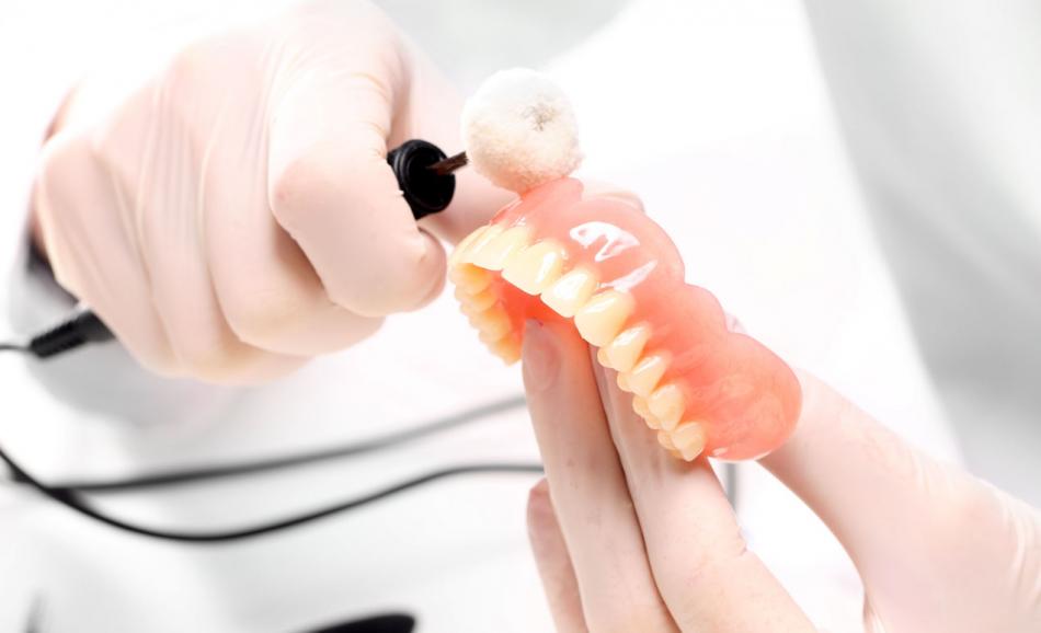 Зачем нужно ухаживать за съемными зубными протезами?