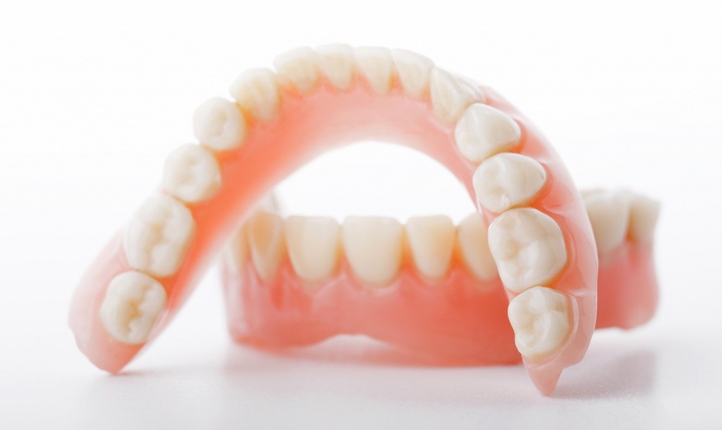Сколько стоит съемное протезирование зубов?