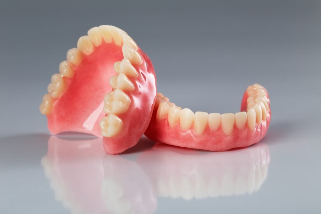 Съемное протезирование зубов: показания к установке.