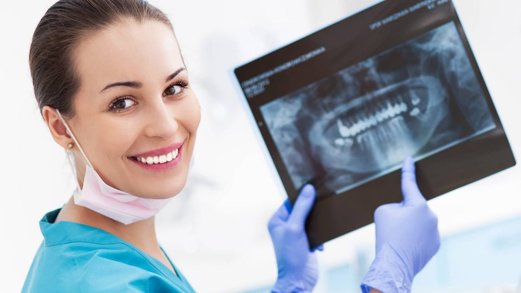 Прием стоматолога-имплантолога - что делает врач?