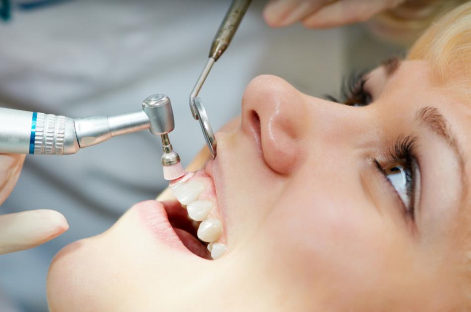 Прием стоматолога-гигиениста: какие процедуры проводит?