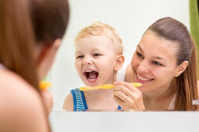 Как чистить зубы детям?